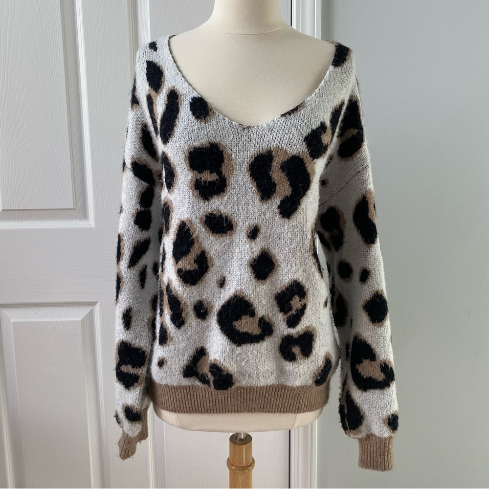 BEAUTIFUL WHITE WOMENS LEOPARD PRINT V NECK SWEATER